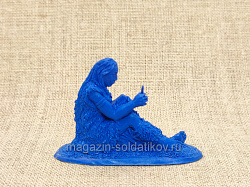 Материал - двухкомпонентный пластик Неандерталец №4, женщина шьет шкуру, 54 мм (смола, синий), Воины и битвы