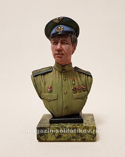 Миниатюра в росписи «Маэстро»/ Комэск Титаренко, бюст, 1:10 (МС1570.14.01.Б) (МС1570.14.01.Б)