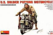 Сборная модель из пластика Американский солдат толкающий мотоцикл, MiniArt (1/35) - фото