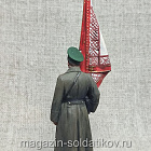 Миниатюра из олова Подпрапорщик с полковым знаменем 1916 г., 54 мм, Студия Большой полк (ИЛ2742.13.02.54) (ИЛ2742.13.02.54)