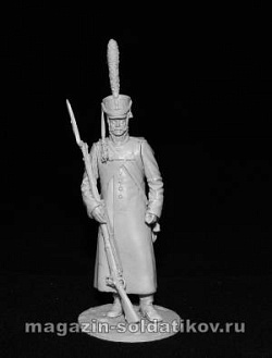 Сборная миниатюра из смолы Русский гренадер в шинели, 1812 г, 54 мм, Chronos miniatures (CHM-54155) (CHM-54155)
