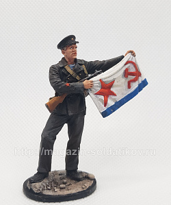 Миниатюра в росписи Краснофлотец со знаменем, 1941-1943 гг, 54 мм (НФ0065.14.01.54) (НФ0065.14.01.54 )