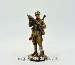 Красноармеец минометчик с миной 120 мм. 1941-43 гг., 54 мм, Студия Большой полк