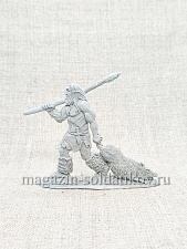 Материал - двухкомпонентный пластик Неандерталец №16, тащит кабанчика за лапу, 54 мм (смола, серый), Воины и битвы - фото