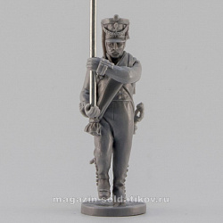 Сборная миниатюра из смолы Подпрапорщик мушкетёрского полка, идущий 28 мм, Аванпост