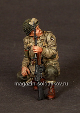 Сборная фигура из смолы Парашютист США с винтовкой BAR на отдыхе, 1:35, SOGA miniatures - фото