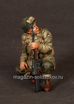 Сборная фигура из смолы Парашютист США с винтовкой BAR на отдыхе, 1:35, SOGA miniatures (SM 3513) (SM 3513)