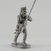 Сборная миниатюра из смолы Подпрапорщик мушкетёрского полка, в атаке, 28 мм, Аванпост - фото