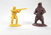 Солдатики из пластика Выживший траппер и Медведь (желтый и коричневый), 1:32 Хобби Бункер - фото